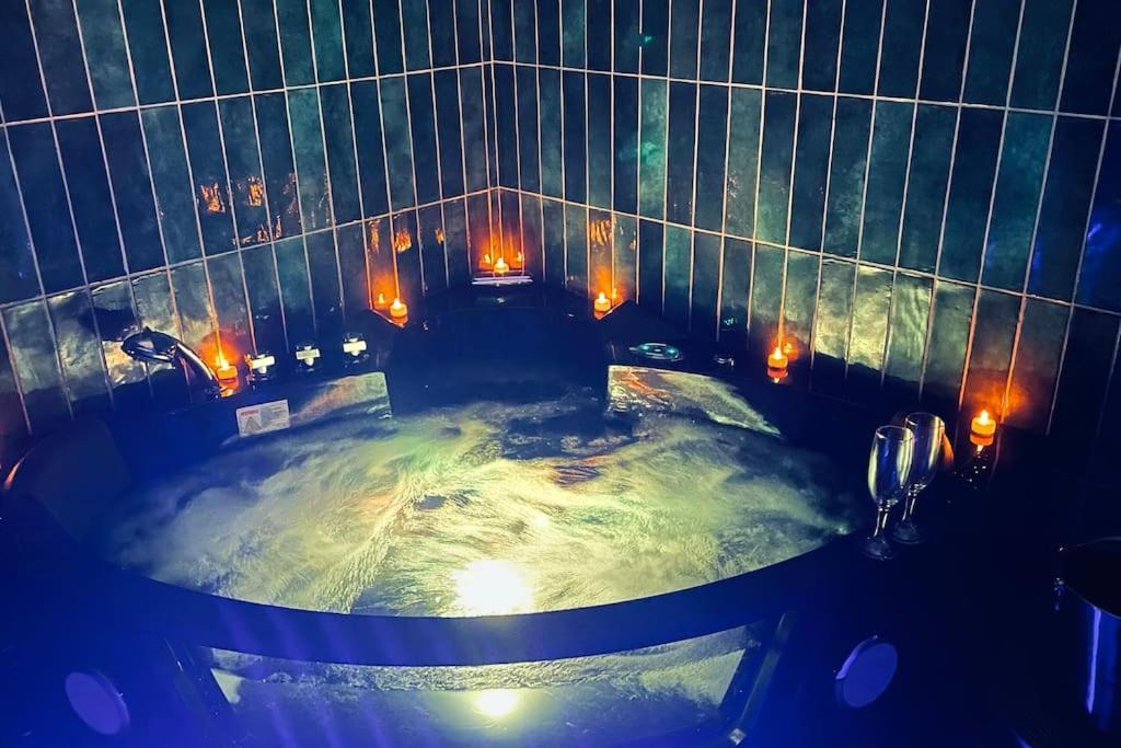 Love Room L' Orientale / Jacuzzi / Sauna Chateau-Landon Eksteriør bilde